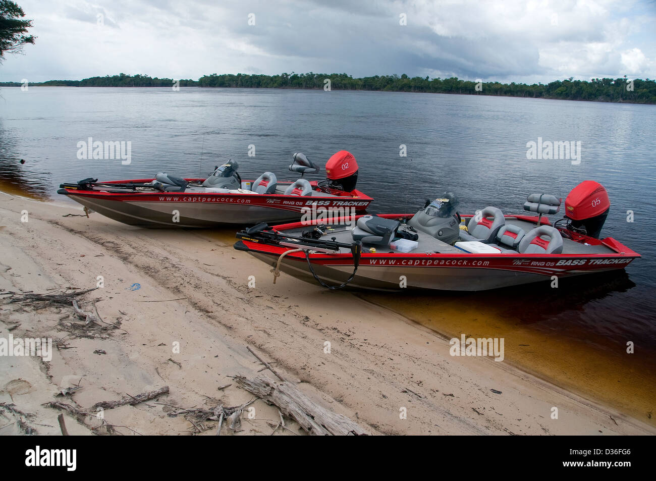 Bass moderne barche vengono utilizzati da alcuni Amazon pesca sul fiume  outfitters che il viaggio in Brasile del Amazon Bacino del fiume Foto stock  - Alamy