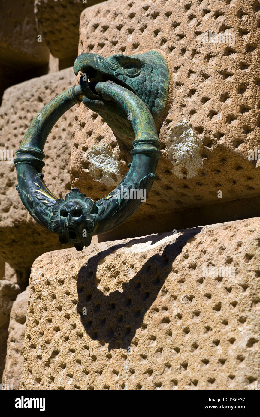 Aquila di bronzo in Secano Palazzo di Carlo V nell'Alhambra di Granada, Andalusia, Spagna Foto Stock