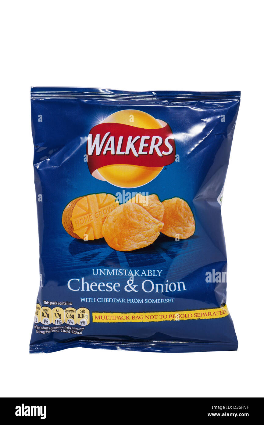 Un pacchetto di scuotipaglia formaggio e cipolla patatine con il nuovo packaging design su sfondo bianco Foto Stock