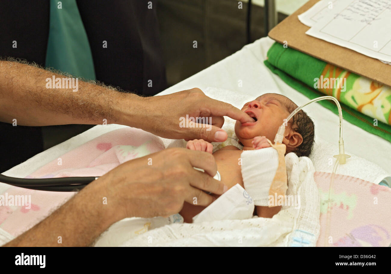Carrefour, Haiti, con un bambino da parte di un medico testato i riflessi Foto Stock