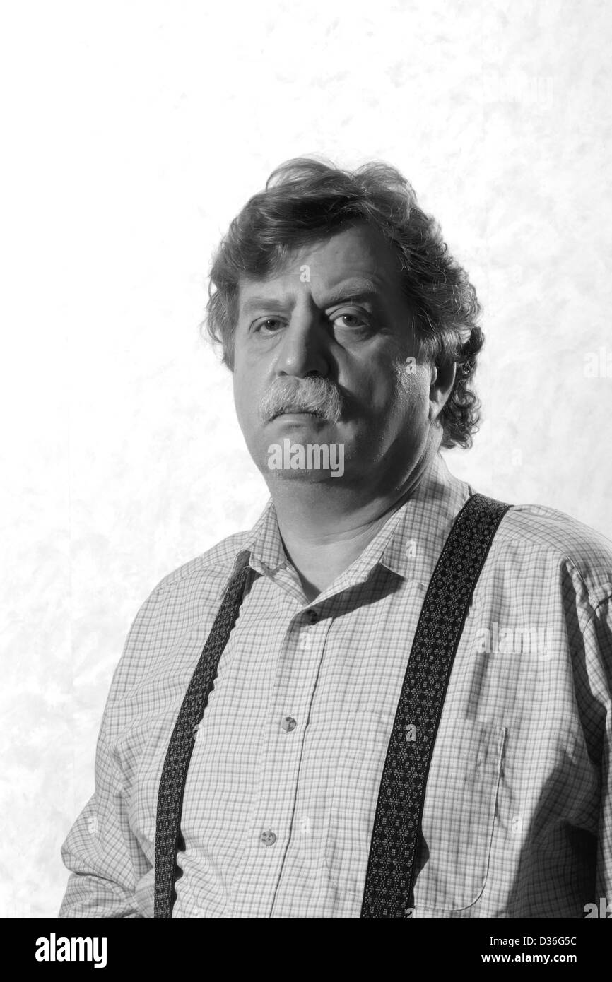 Uomo di mezza età in una leggera camicia e calze autoreggenti, in bianco e nero Foto Stock