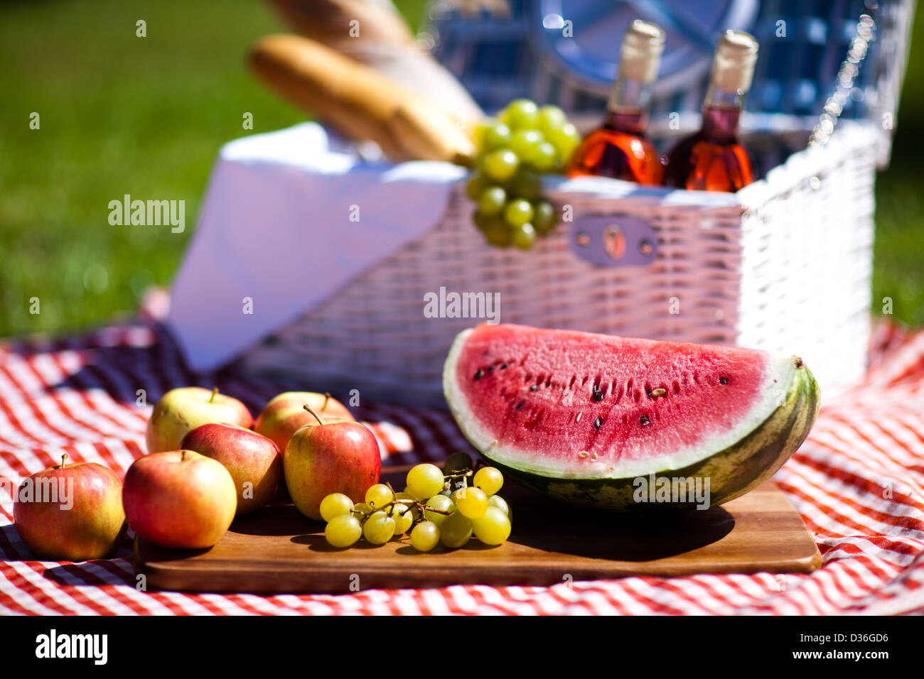 Cesto picnic sul prato verde Foto Stock