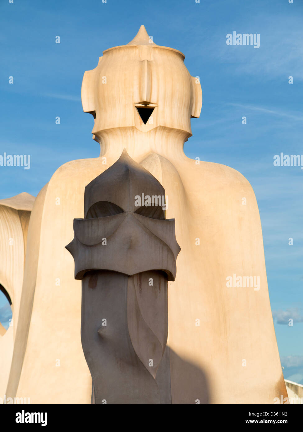 Camini di Casa Milà meglio conosciuta come La Pedrera, è un edificio progettato dall'architetto catalano Antoni Gaudí Foto Stock