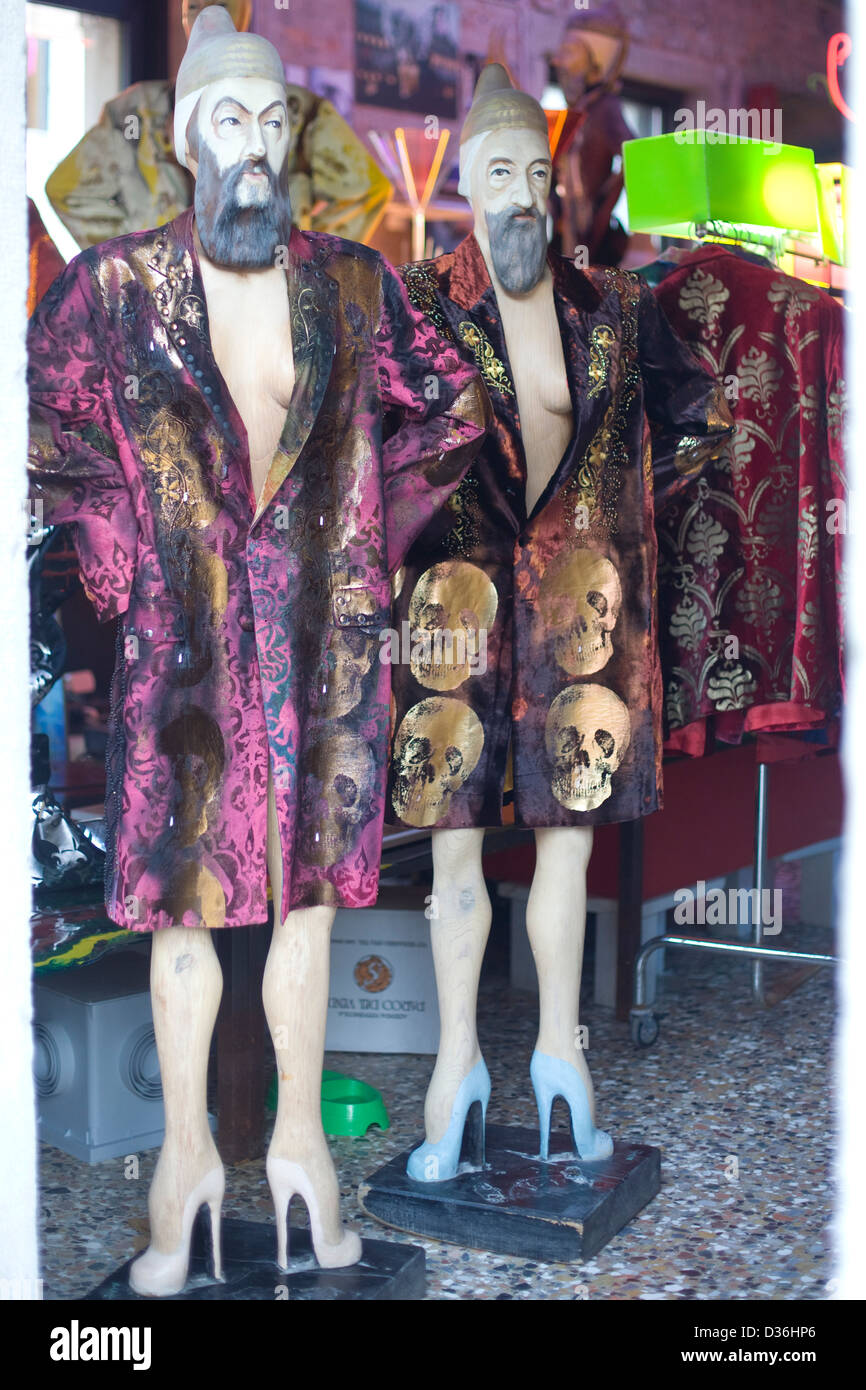 Due ritagli di cartone di uomini in vestaglie e tacchi alti Foto Stock