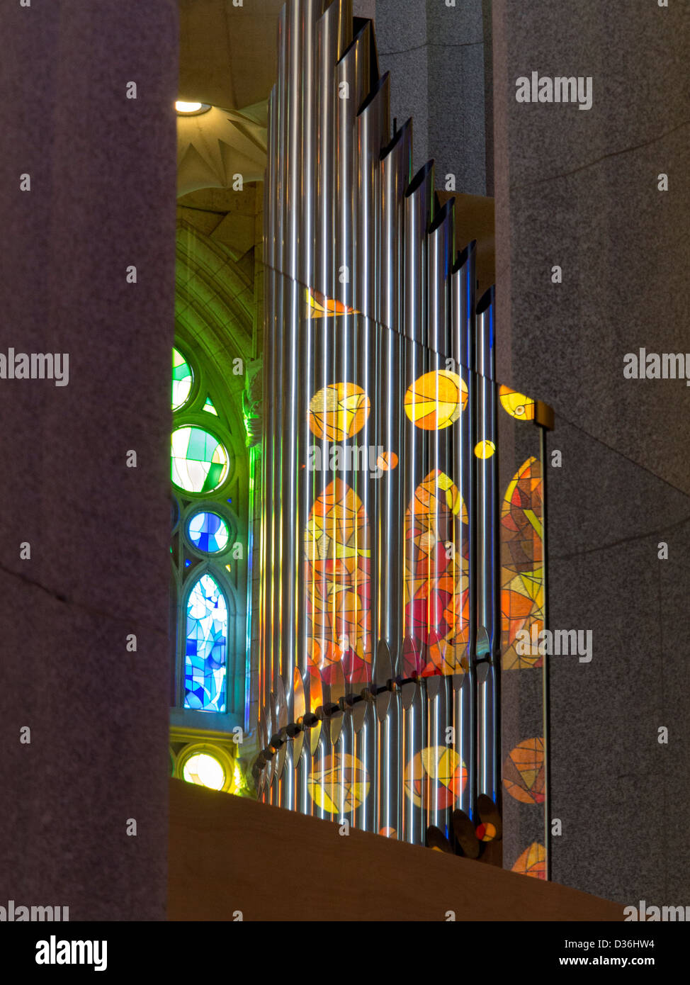 Vista interna , organo, La Sagrada Familia di Antoni Gaudì Barcellona Spagna Foto Stock