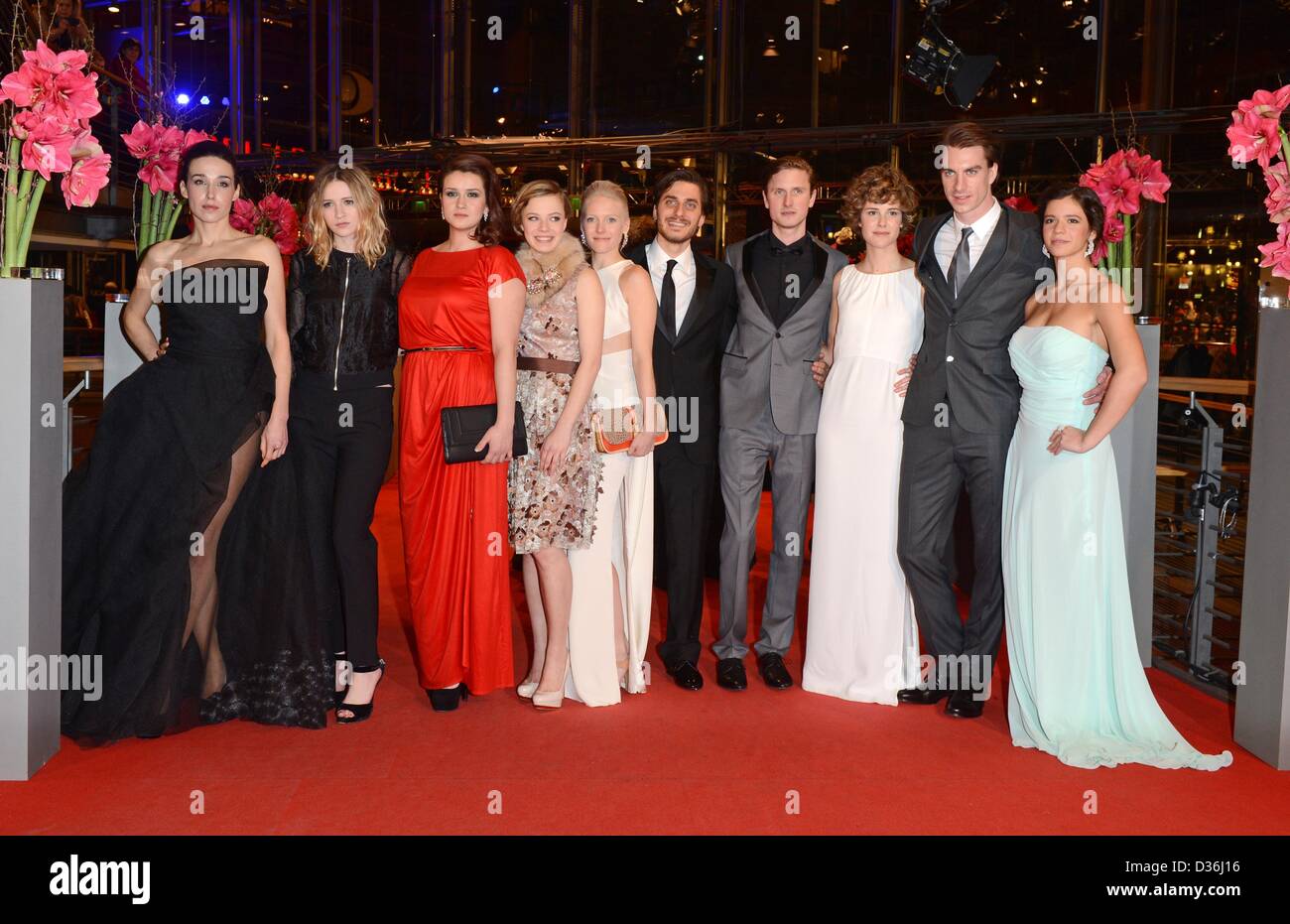 Gli attori e le stelle cadenti Arta Dobroshi (Kosovo, L-R), Christa Theret (Francia), Nermina Lukac (Svezia), Saskia Rosendahl (Germania), Laura Birn (Finlandia), Luca Marinelli (Italia), Mikkel Folsgaard Boe (Danimarca), Carla Juri (Svizzera), Jure Henigman (Slovenia) e Ada Condeescu (Romania) arrivano per lo Shooting Star 2013 Cerimonia di premiazione durante la 63a edizione annuale Festival Internazionale del Cinema di Berlino nel palazzo della Berlinale Berlino, Germania, 11 febbraio 2013. Foto: Jens Kalaene dpa Foto Stock