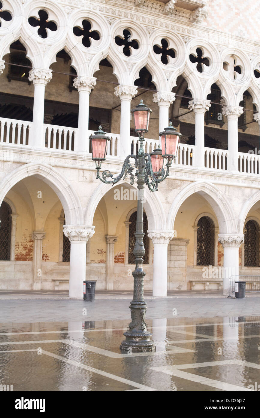 Le riflessioni di Piazza San Marco a causa delle inondazioni a Venezia Piazza San Marco Foto Stock