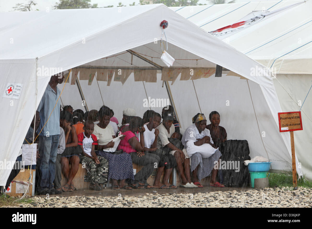Carrefour, Haiti, pazienti sedersi sotto la pioggia battente nella tenda in  attesa ospedali da campo Foto stock - Alamy