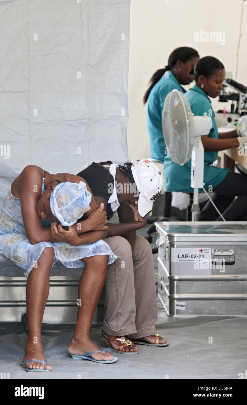 Carrefour, Haiti, i pazienti in attesa di risultati di laboratorio in ospedale da campo Foto Stock