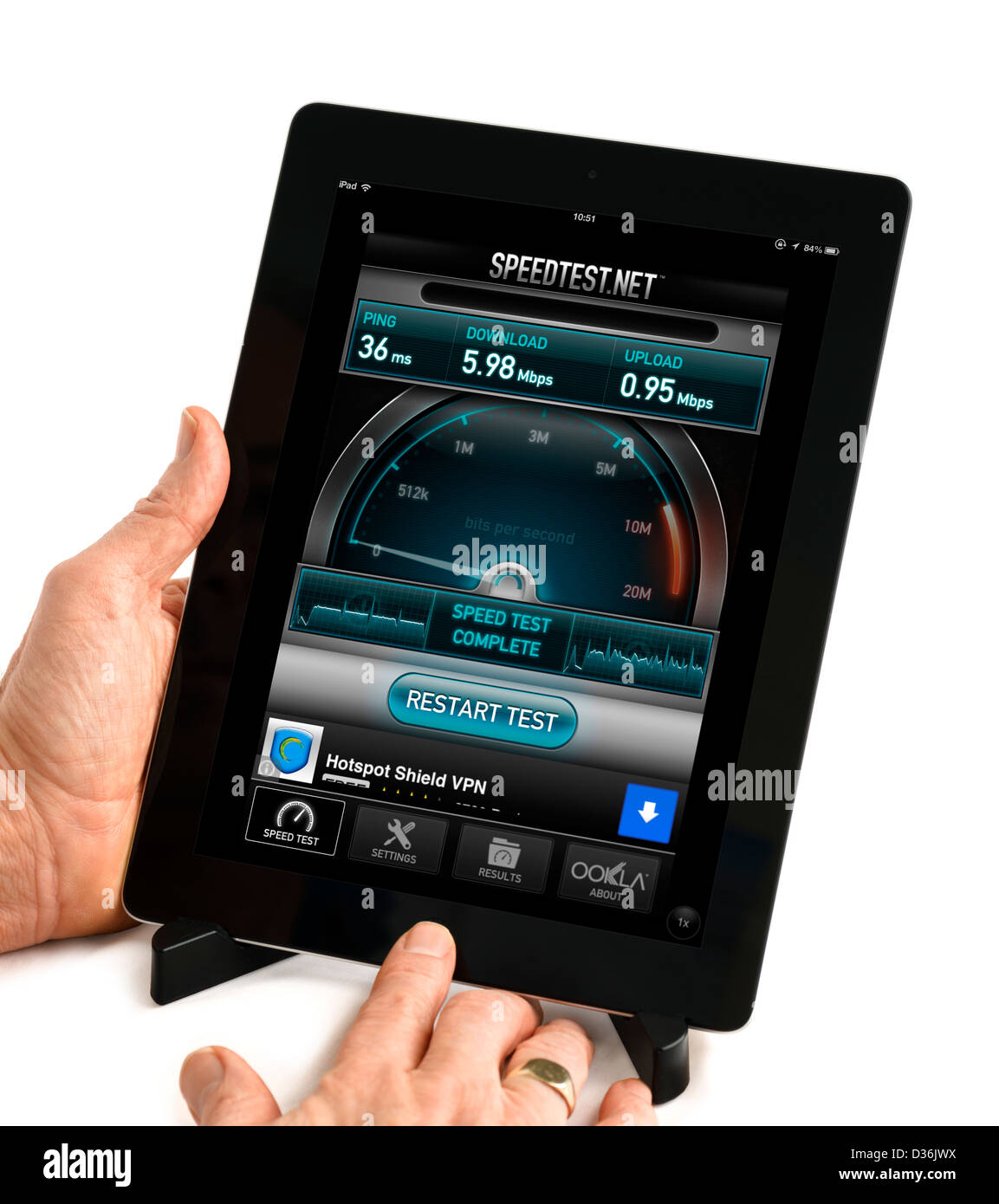 Utilizzando la banda larga Speedtest.net test di velocità app su una quarta generazione di Apple iPad Foto Stock