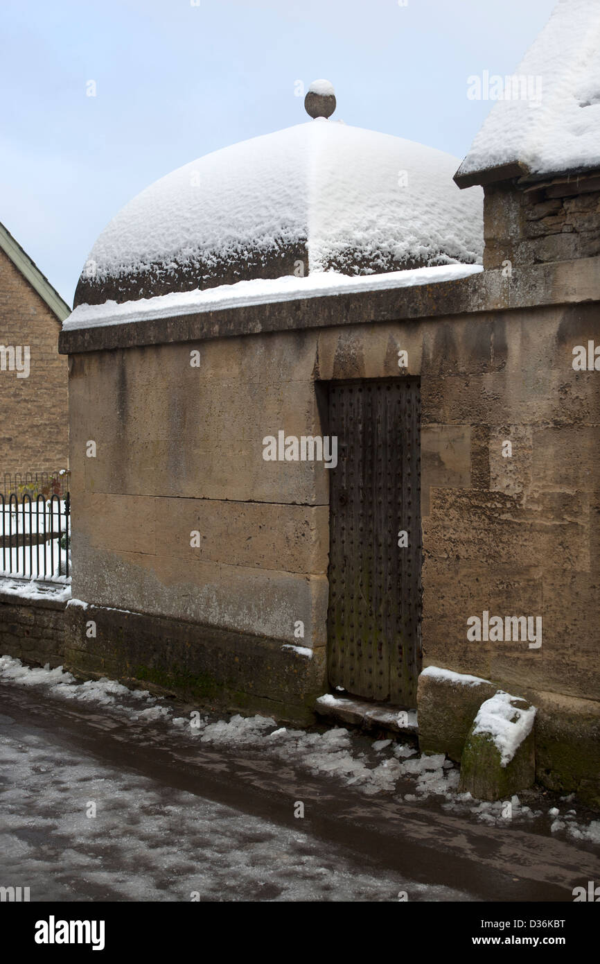 Lacock Casa cieco nella neve Foto Stock