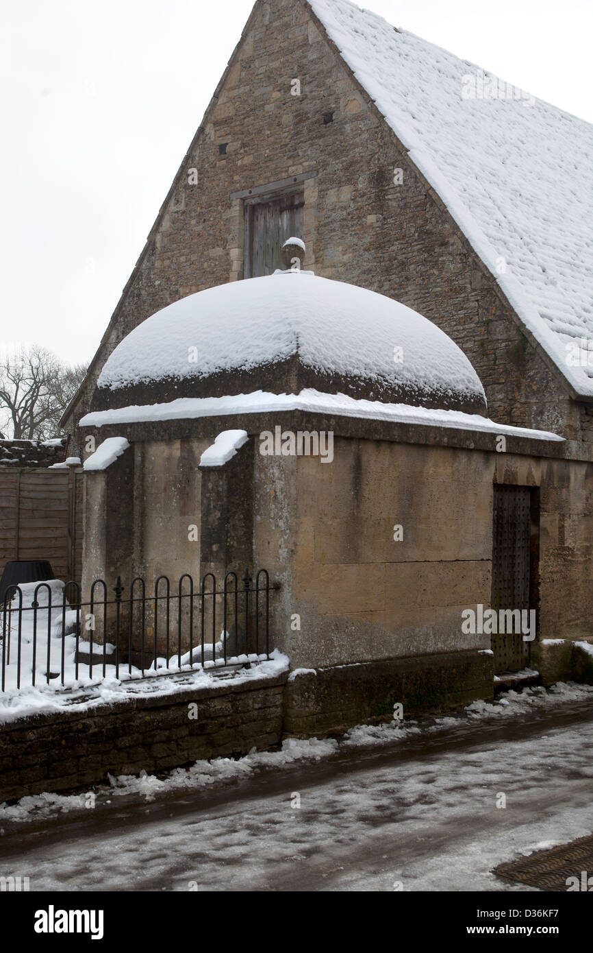 Lacock Casa cieco nella neve Foto Stock