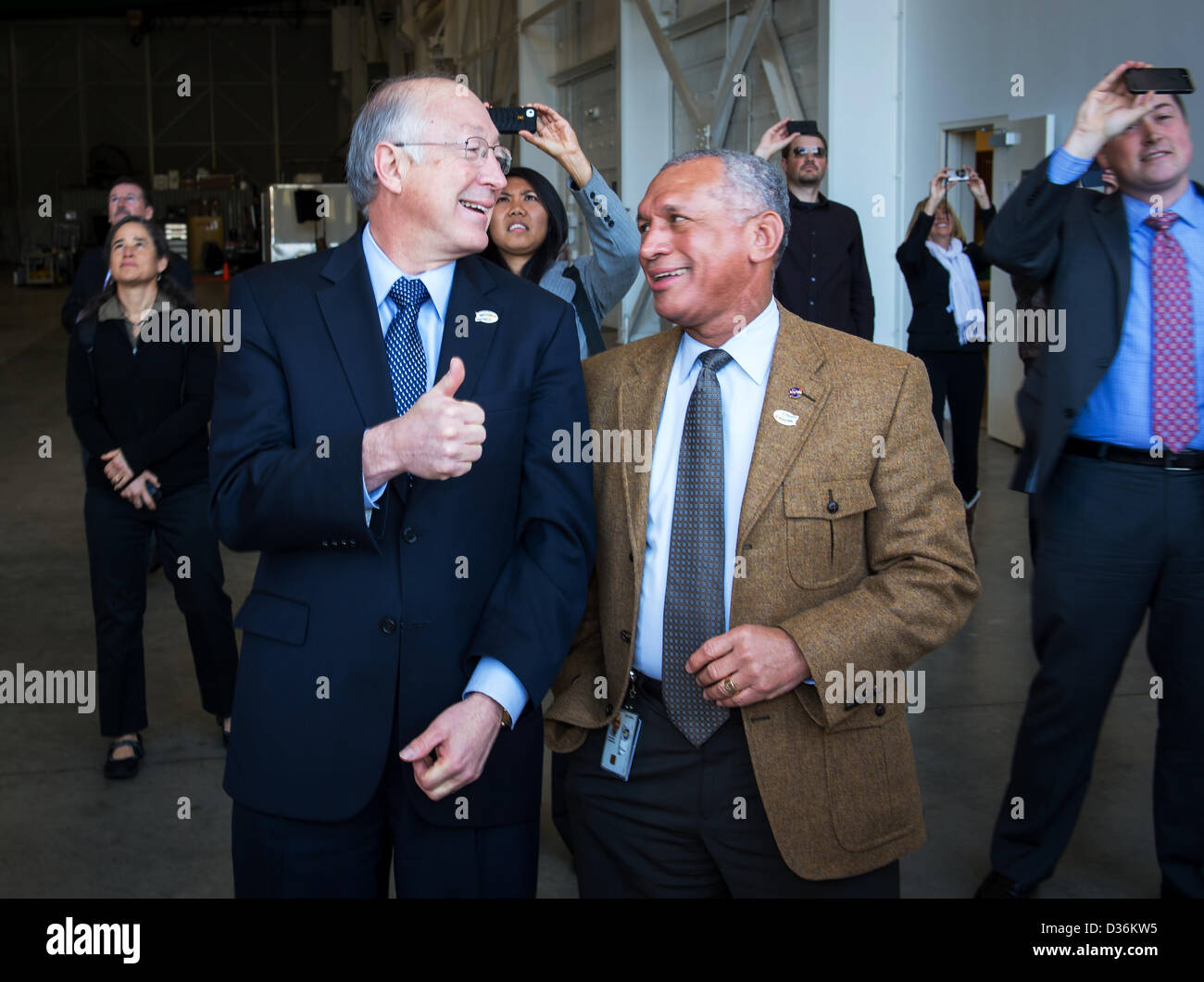 Noi Segretario degli Interni Ken Salazar (sinistra) e amministratore della NASA Charles Bolden sorridere mentre guardi il lancio del satellite Landsat la continuità dei dati missione spaziale a bordo di un Atlas V rocket Febbraio 11, 2013 a Vandenberg Air Force Base in California. Il satellite è utilizzato in agricoltura, istruzione, affari, scienza e governo delle applicazioni. Foto Stock