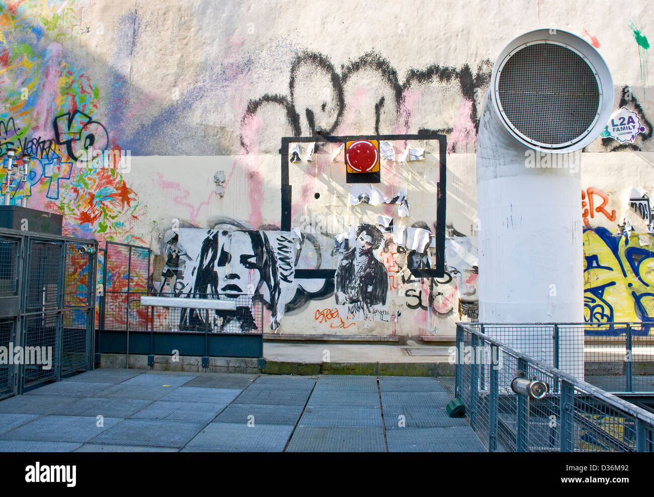 Urban graffiti street art e il tubo di sfiato aria posto Stravinsky Parigi Ile De France Europe Foto Stock