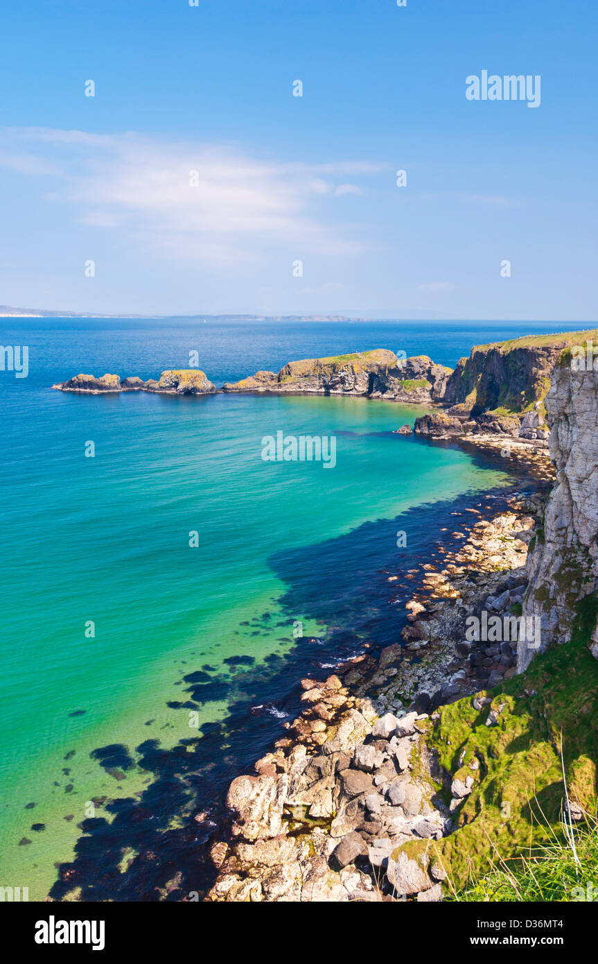 Isola di Carrick e il promontorio calcareo larrybane Bay County Antrim Irlanda del Nord Regno Unito GB EU Europe Foto Stock