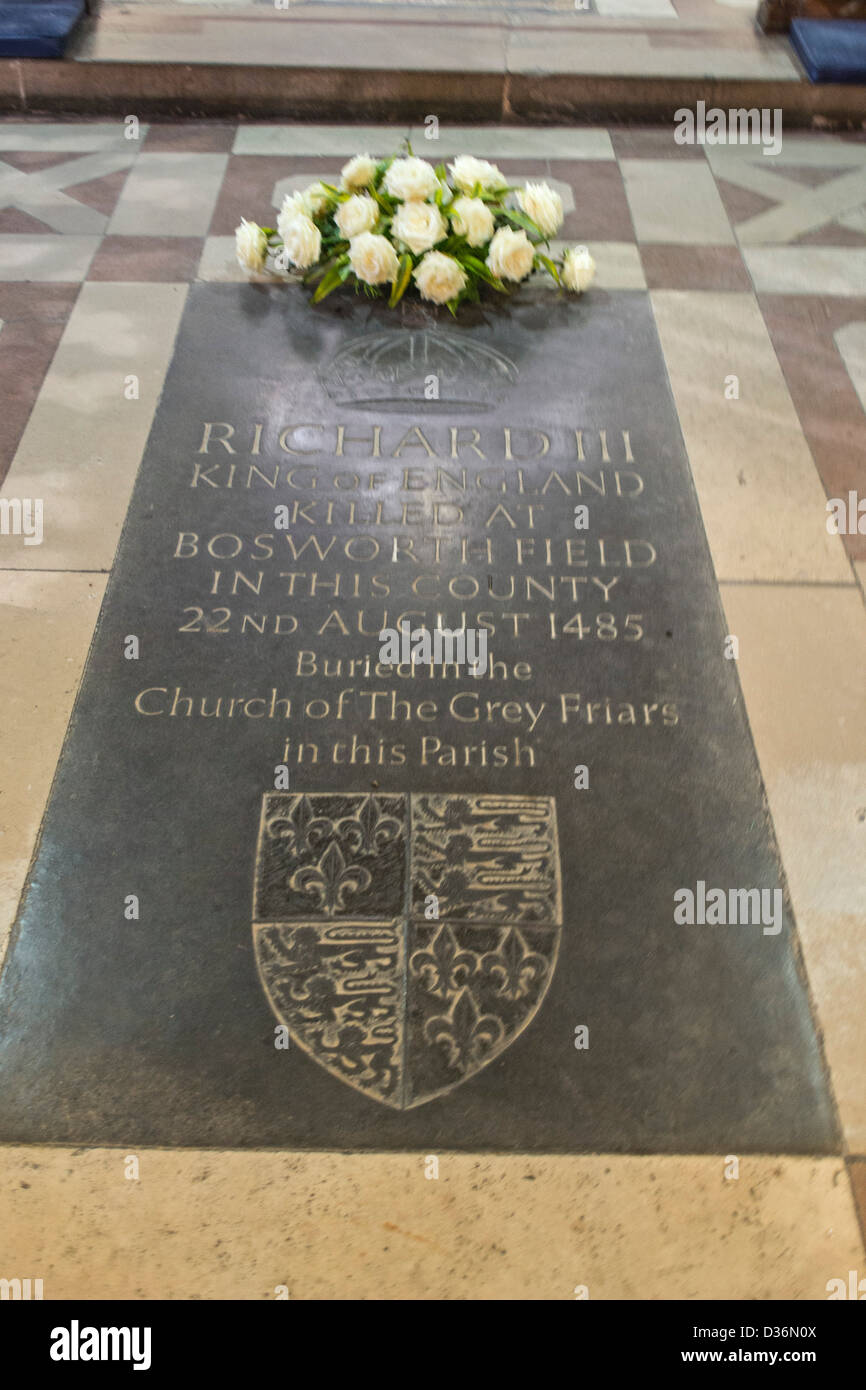 Lapide commemorativa del re Richard III d'Inghilterra è situato nel presbiterio, cattedrale di Leicester, Leicester, Inghilterra, Regno Unito. Foto Stock