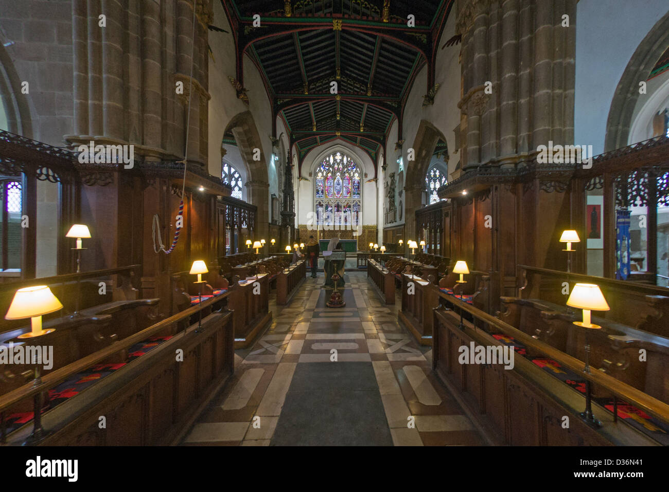 Vista del coro nel presbiterio e la finestra orientale, cattedrale di Leicester, Leicester, Inghilterra, Regno Unito. Foto Stock