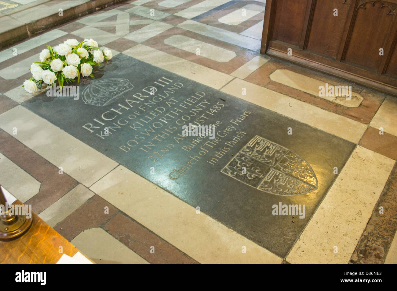 Lapide commemorativa del re Richard III d'Inghilterra è situato nel presbiterio, cattedrale di Leicester, Leicester, Inghilterra, Regno Unito. Foto Stock
