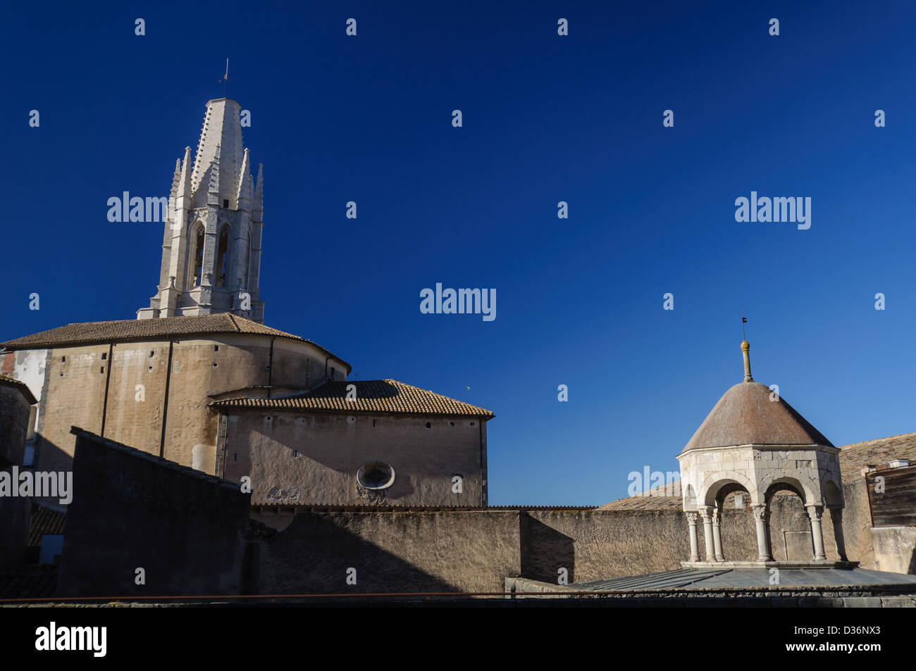 Chiesa di Sant Feliu tower e bagni arabi in Girona, in Catalogna, Spagna. Foto Stock