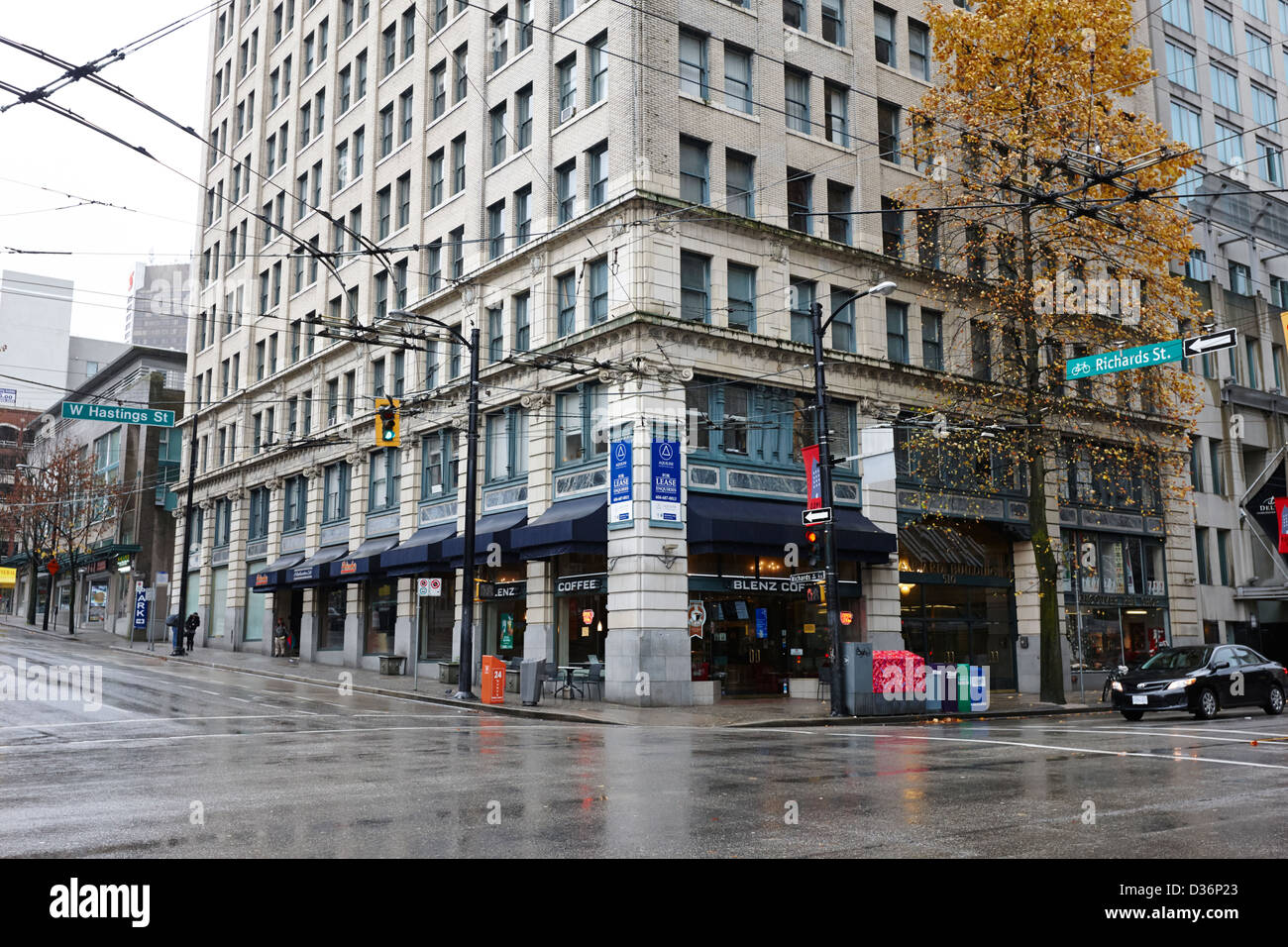 Blenz coffee shop all'angolo dell'edificio standard hastings e richards Vancouver BC Canada Foto Stock