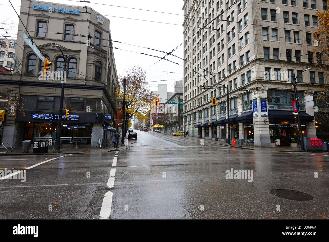 Di fronte negozi di caffè in corrispondenza degli angoli di West Hastings e richards Vancouver BC Canada Foto Stock