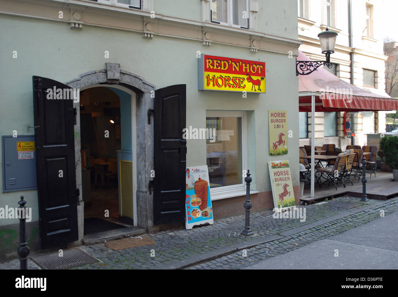 Il Red Hot & Cavallo cafe che vende "cavallo" hamburger a Ljubljana, Slovenia Foto Stock