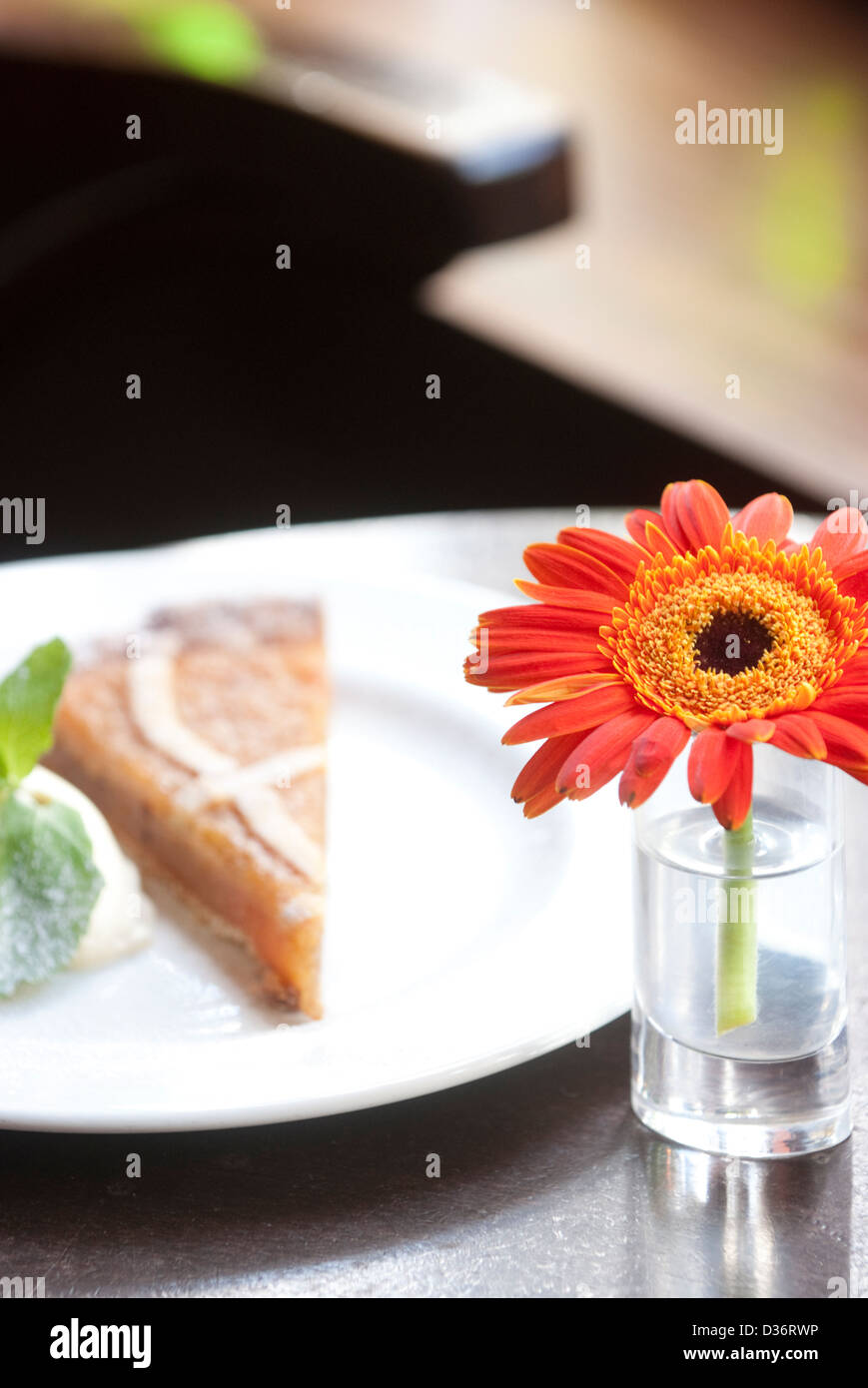 Ristorante di alta classe piastra pranzo sofisticato di fiori Foto Stock