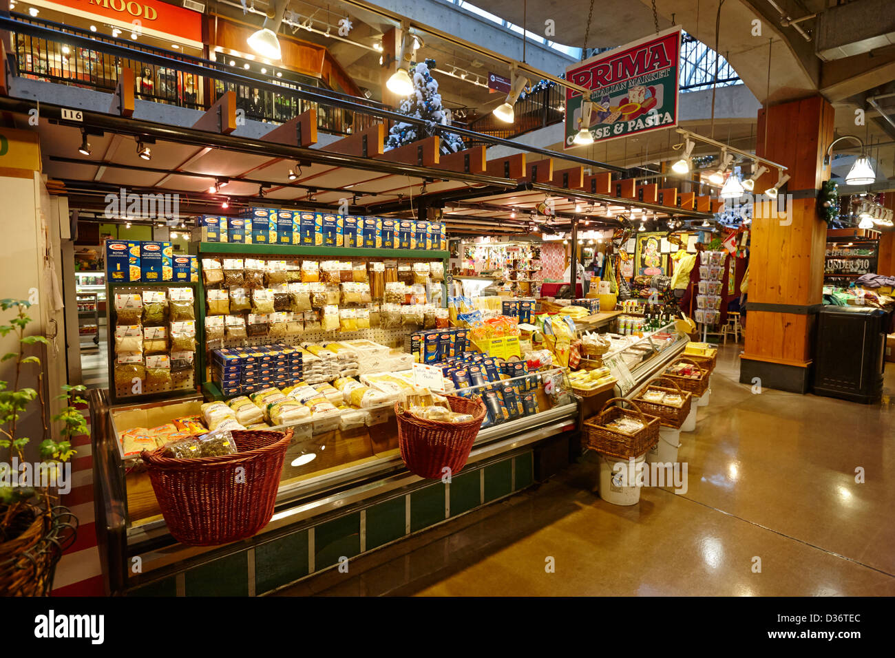 All'interno di Lonsdale Quay market shopping mall North Vancouver BC Canada Foto Stock