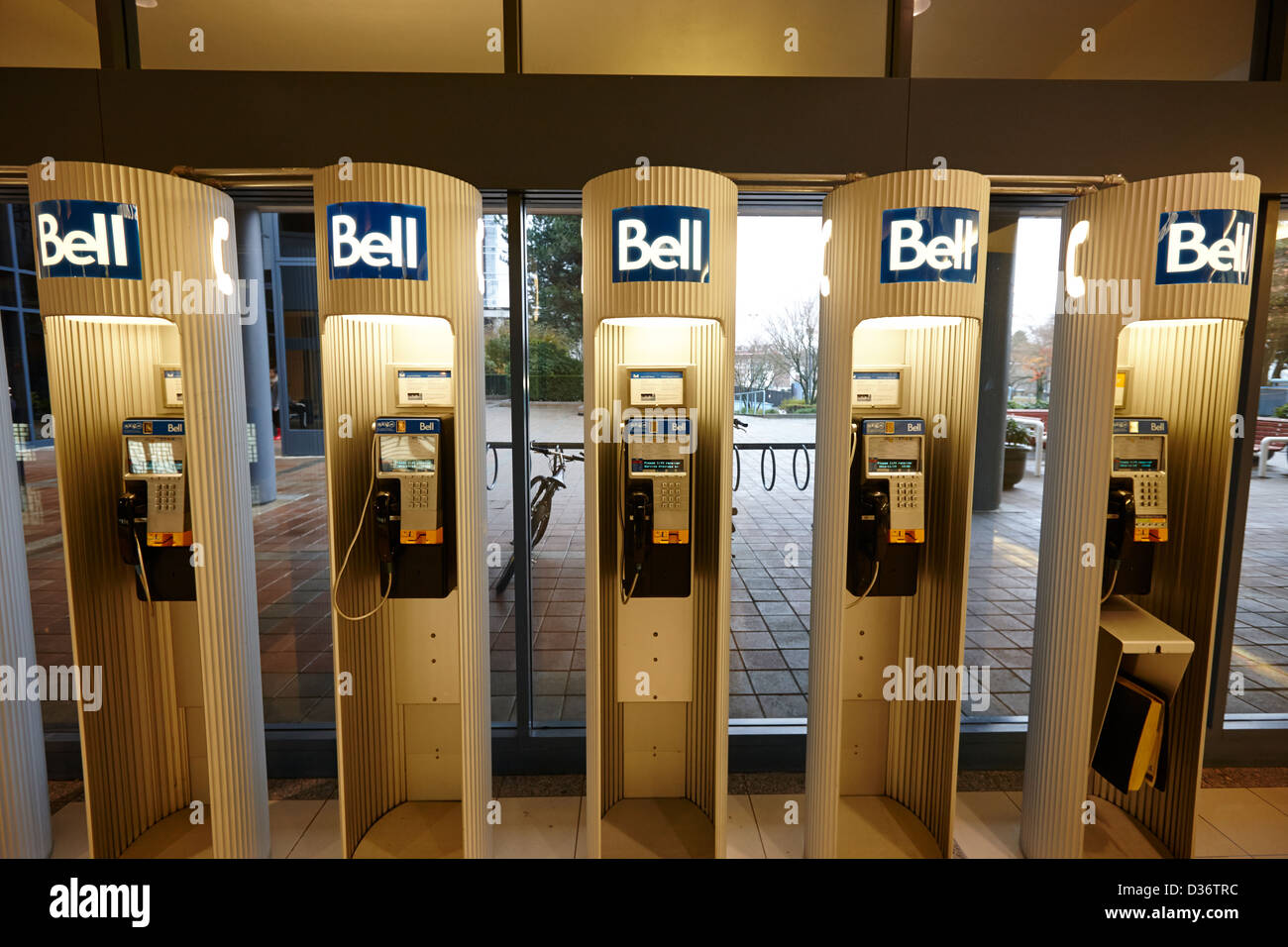 Fila di bell telefoni pubblici Vancouver BC Canada Foto Stock