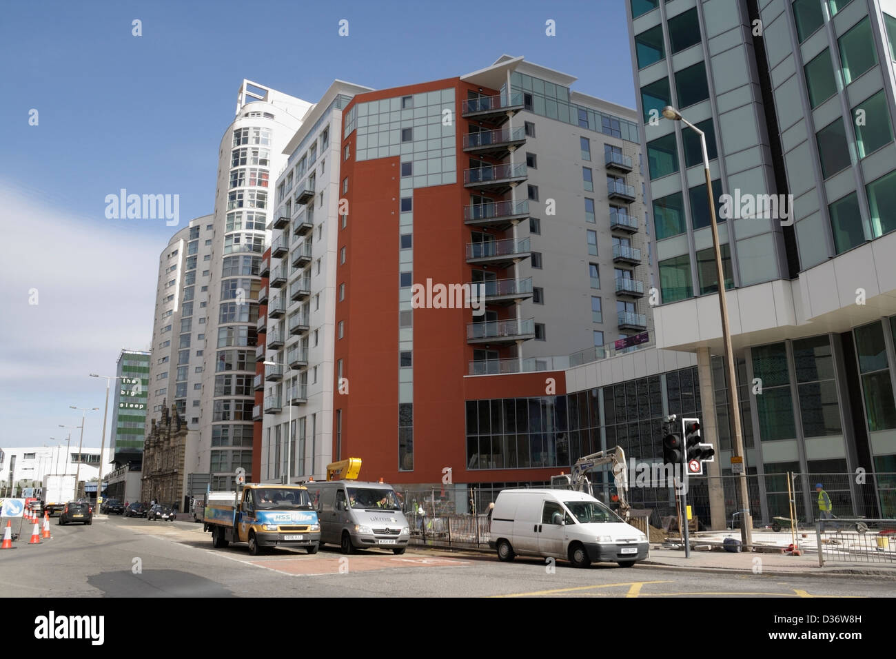 Moderno edificio di appartamenti nel centro di Cardiff, Galles, Regno Unito, torre Altolusso sul lato sinistro Foto Stock