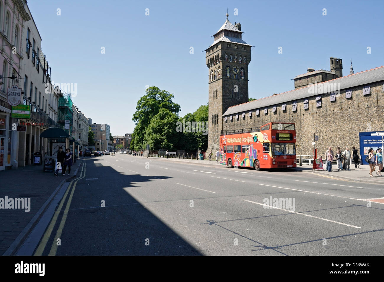 Autobus turistico scoperto al di fuori del Castello di Cardiff Galles Regno Unito Foto Stock
