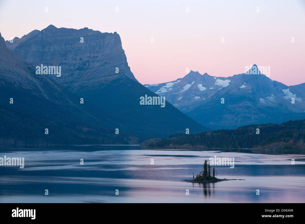 Sunrise a Wild Goose Island su Saint Mary's Lake nel Parco Nazionale di Glacier in autunno. Montana. Stati Uniti d'America Foto Stock