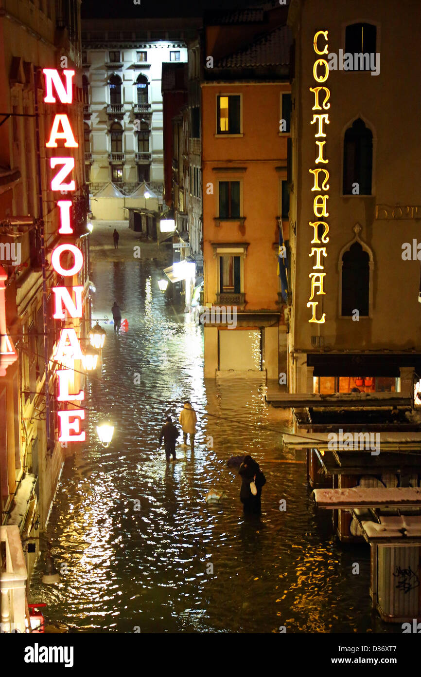 Venezia, Italia. Il 12 febbraio 2013. Dopo un giorno di neve che chiuso aeroporto Marco Polo, viaggiatori costretti a trascorrere un'altra notte a Venezia ritornò a trovare il modo per i loro alberghi allagato come le acque del Canal Grande è aumentato di quasi un metro sulle inondazioni alta marea. Credito: Paul Brown / Alamy Live News Foto Stock