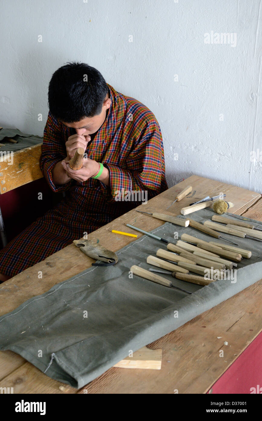 Istituto Nazionale di Zorig Chusum. Arti tradizionali e la scuola di artigianato in Thimpu, Bhutan, studente intaglio del legno,36MPX Foto Stock