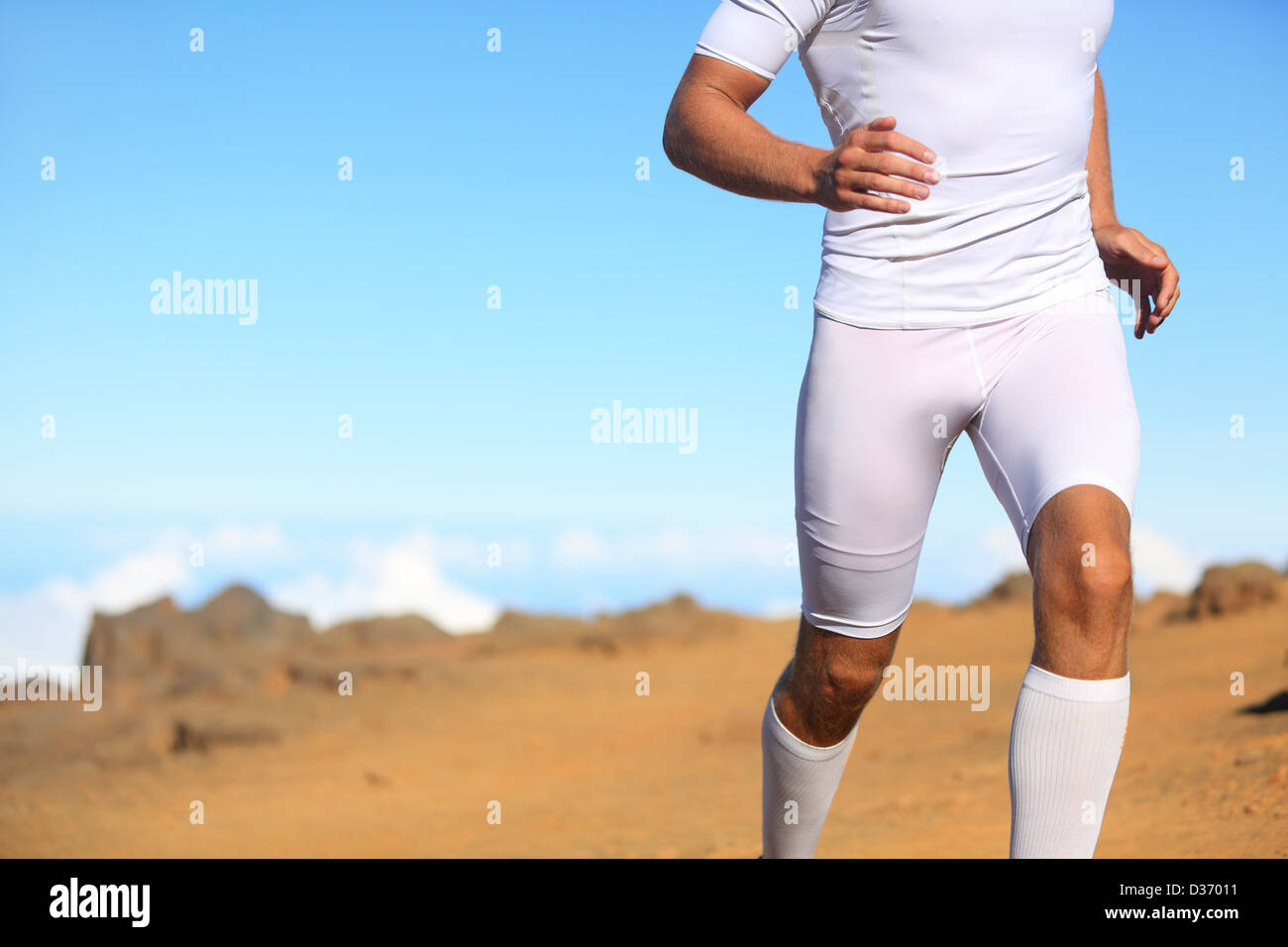 Montare sportivo atletica in uomo abbigliamento di compressione in esecuzione per la maratona Correre fuori in natura Foto Stock