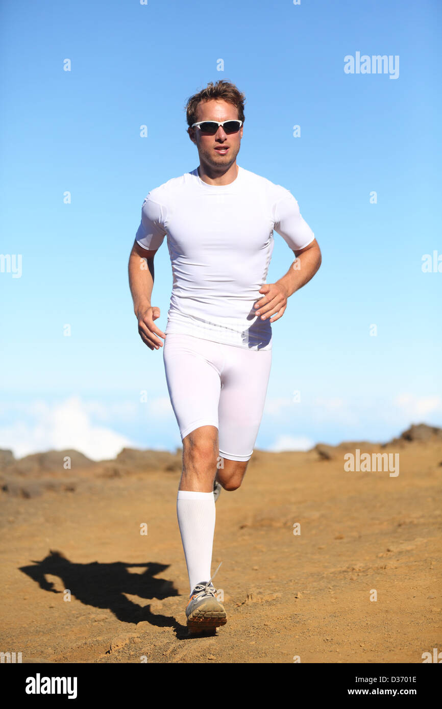 Montare sportivo atletica in uomo abbigliamento di compressione in esecuzione per la maratona Correre in uno splendido scenario Foto Stock