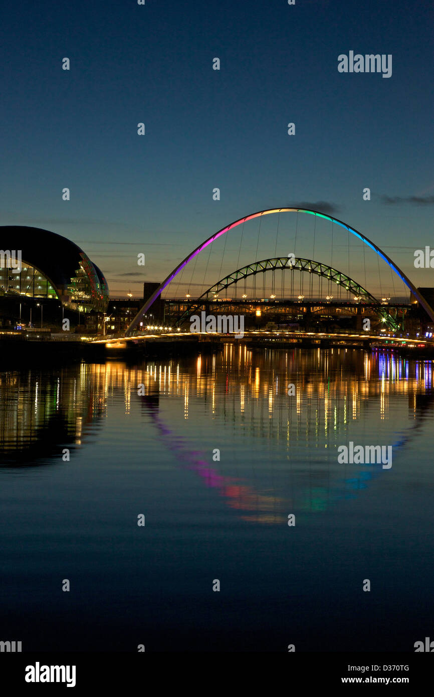 Gateshead Quays con Sage Gateshead e Millennium Bridge di notte, Tyne and Wear, North East England, Regno Unito, GB, Foto Stock