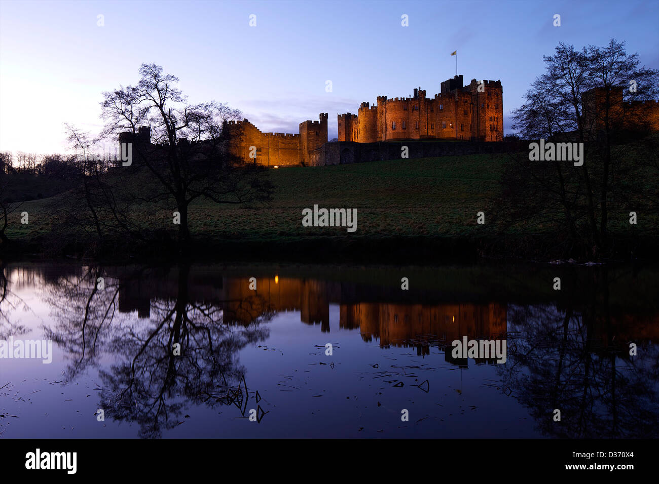 Alnwick Castle e il fiume Aln, Northumberland, nord orientale dell'Inghilterra, Regno Unito, GB Foto Stock