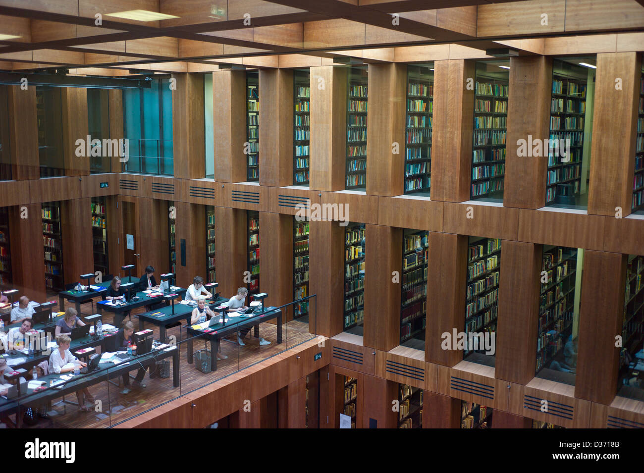 Berlino, Germania, studenti di Jacob e Wilhelm Grimm Centre Foto Stock