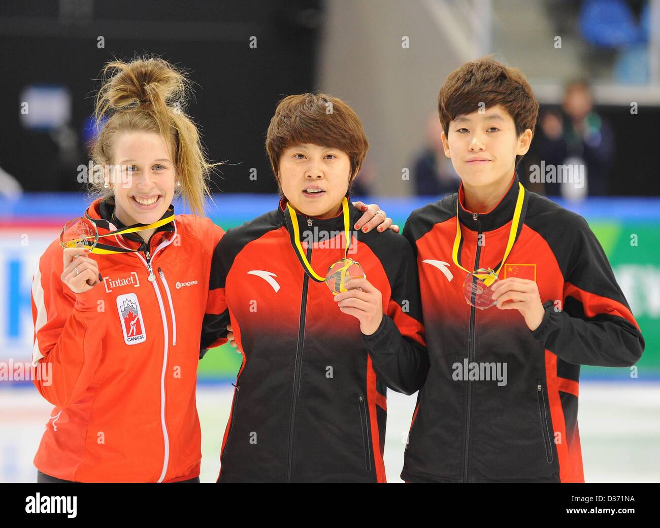 10.02.2013. Dresden, Germania. Cerimonia di premiazione per i 500 metri per donne v l Marianne St Gelais argento Canada vincitore Meng Wang Cina e Liu Qiuhong Cina Bronzo Short Track Samsung ISU World Cup World Cup a Dresda e pista di pattinaggio Foto Stock