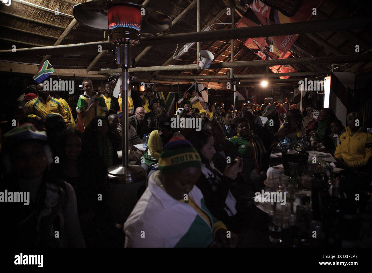Bafana Bafana ventole preparando per guardare il Sud Africa nel gruppo di uno scontro con l' Uruguay in un bar di Soweto. Foto Stock