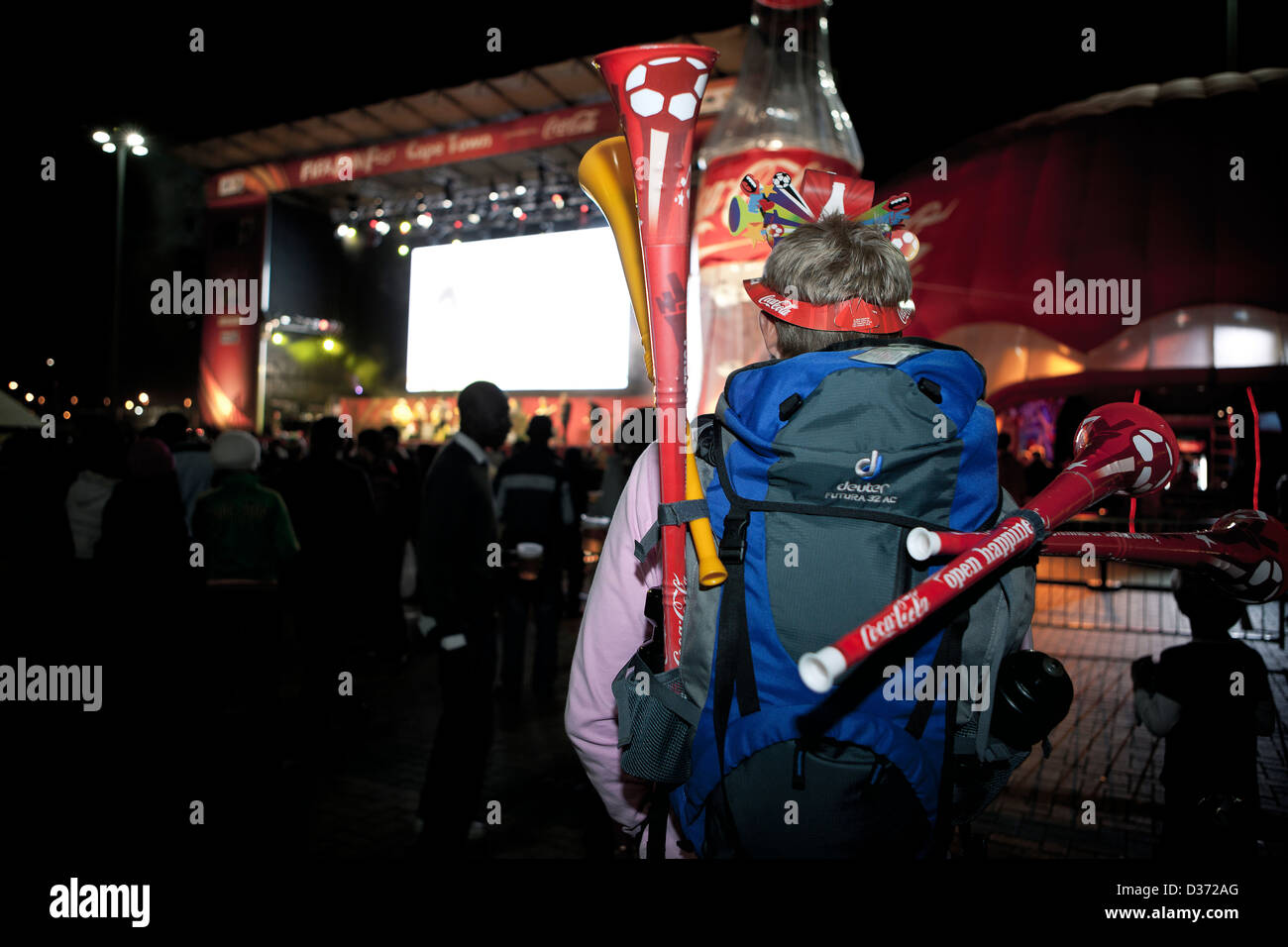 Un tifoso di calcio a piedi armati con Vuvuzelas al 'Fan Zone' nel centro di Città del Capo - Foto Stock