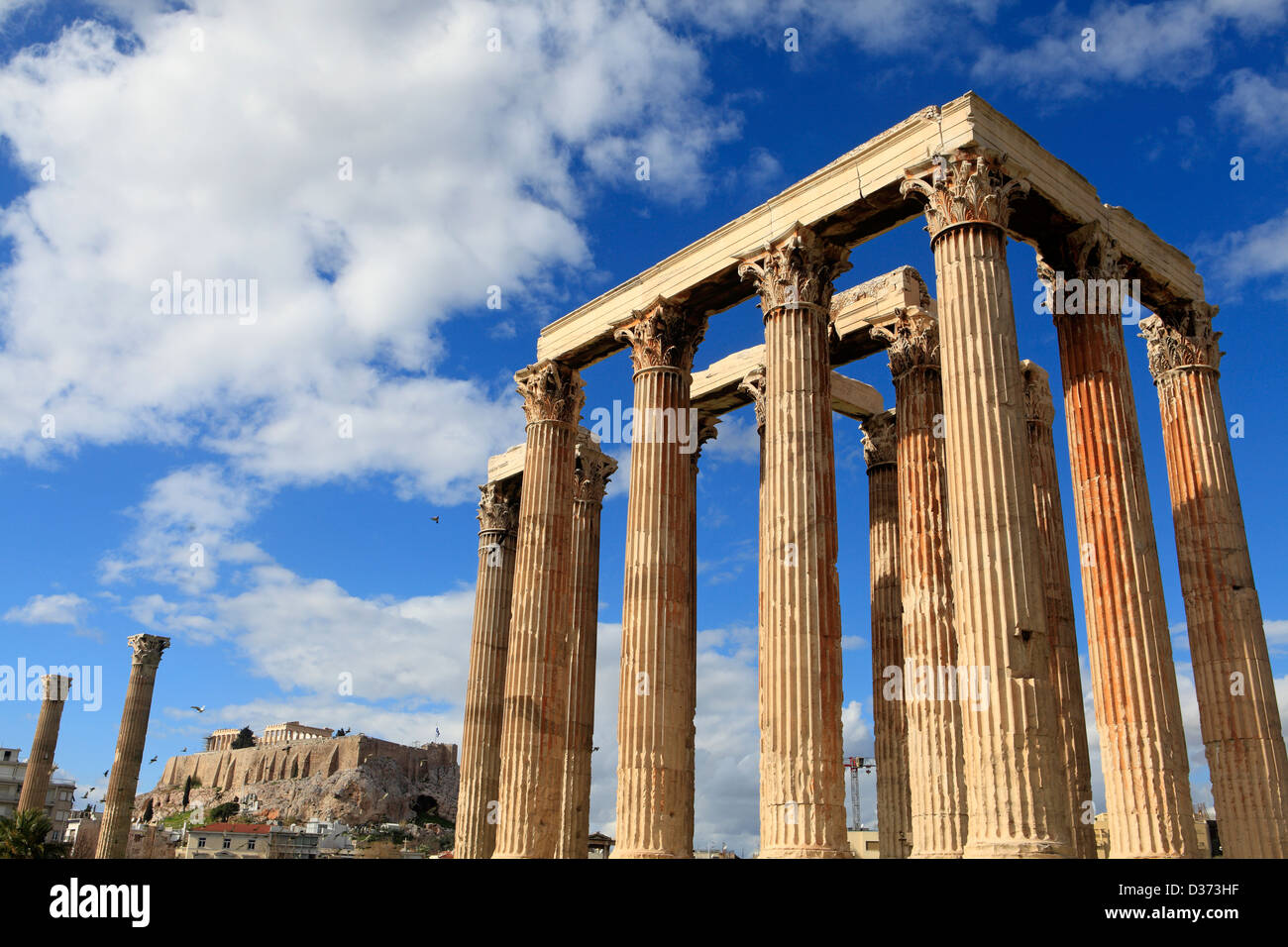 Grecia Atene Attica il tempio di Zeus Olimpio vista verso l'acropoli Foto Stock