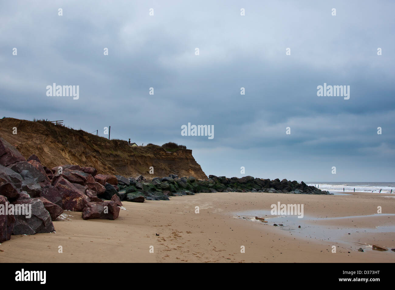 Ultimi rock boulder le difese di mare erosione costiera Foto Stock