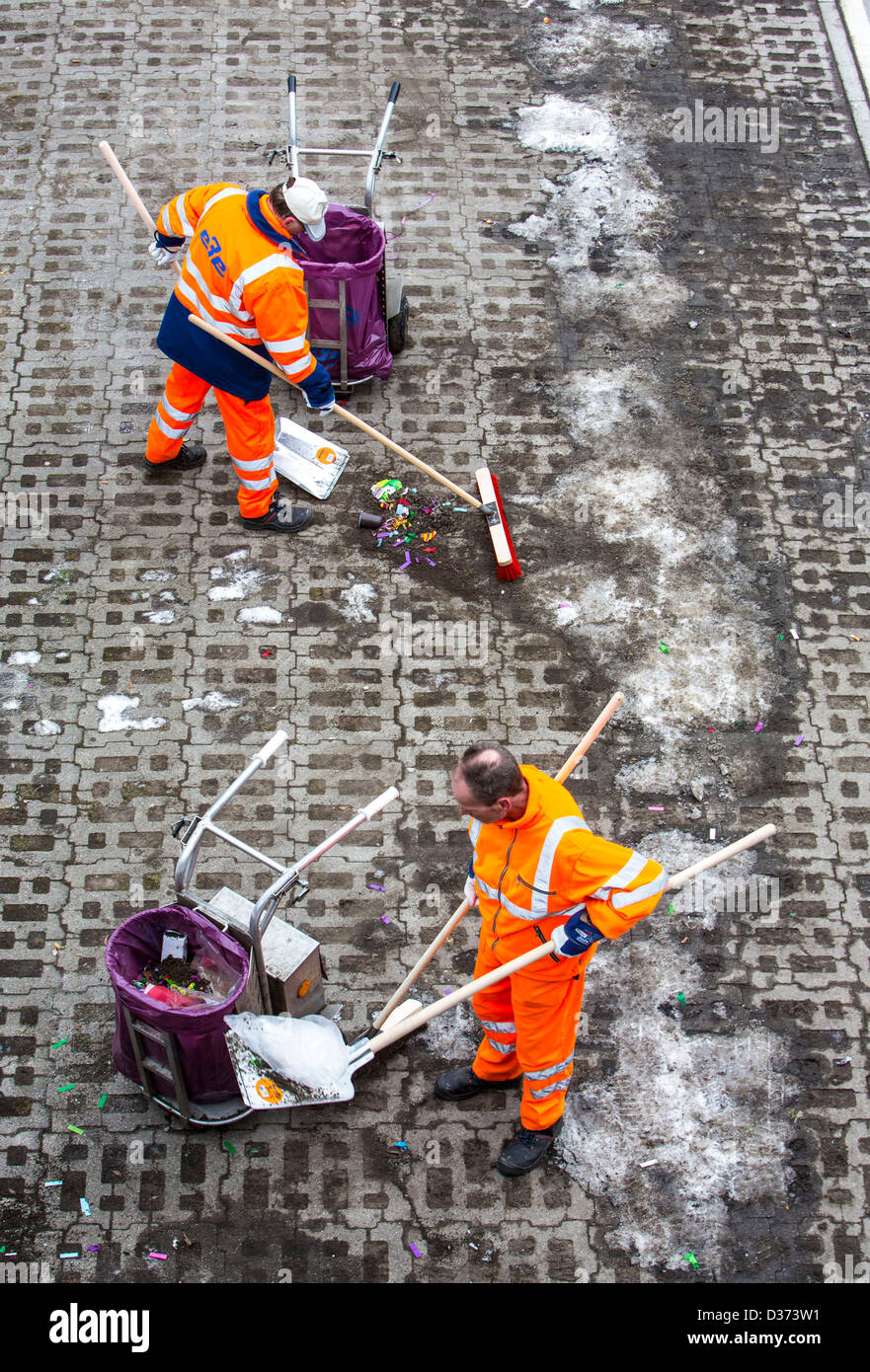 Municipale servizi di pulizia, dopo una sfilata di carnevale, pulizia della strada. Foto Stock