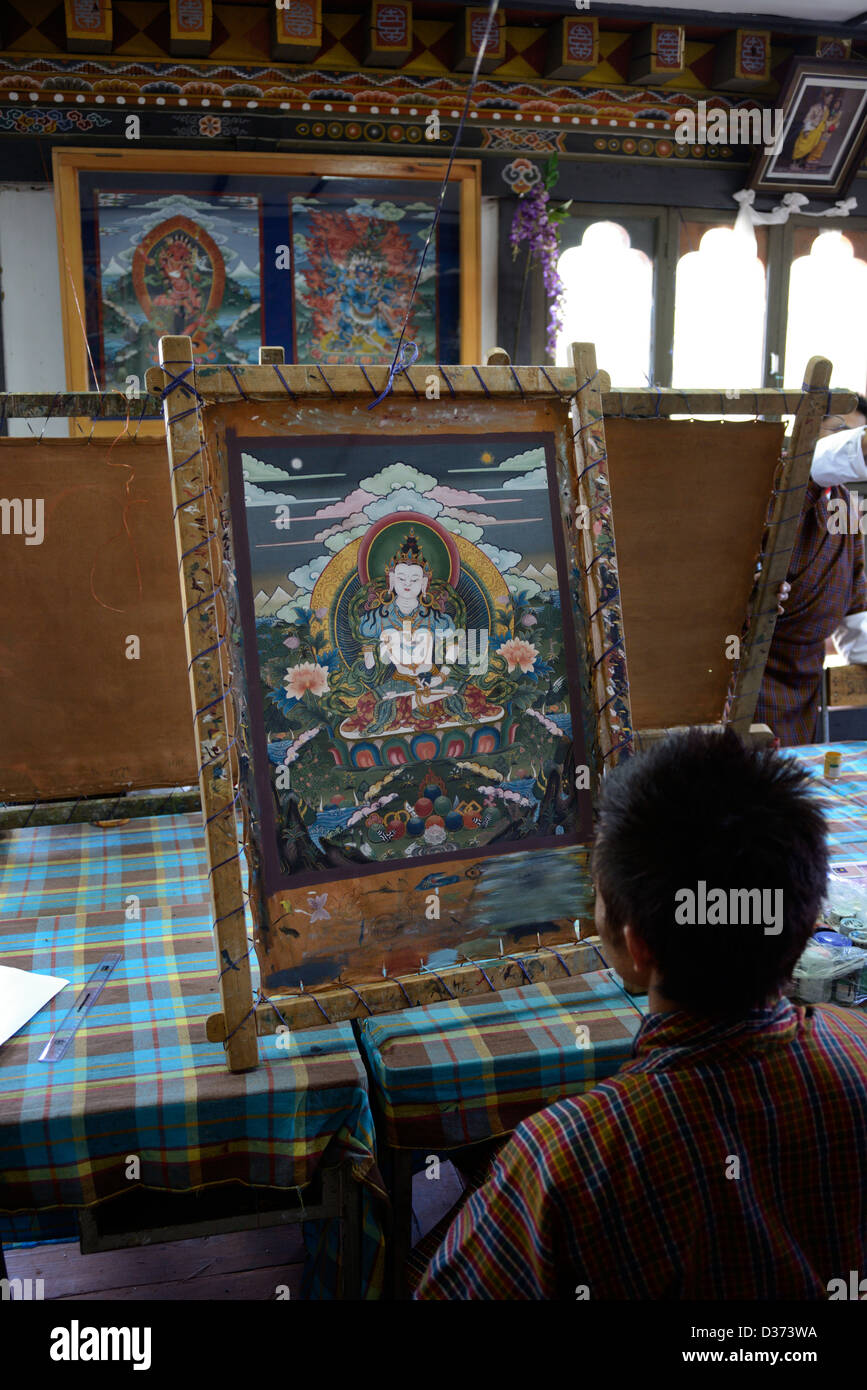 Istituto Nazionale di Zorig Chusum. Arti tradizionali e la scuola di artigianato in Bhutan,studente e la sua pittura religiosa,36MPX Foto Stock