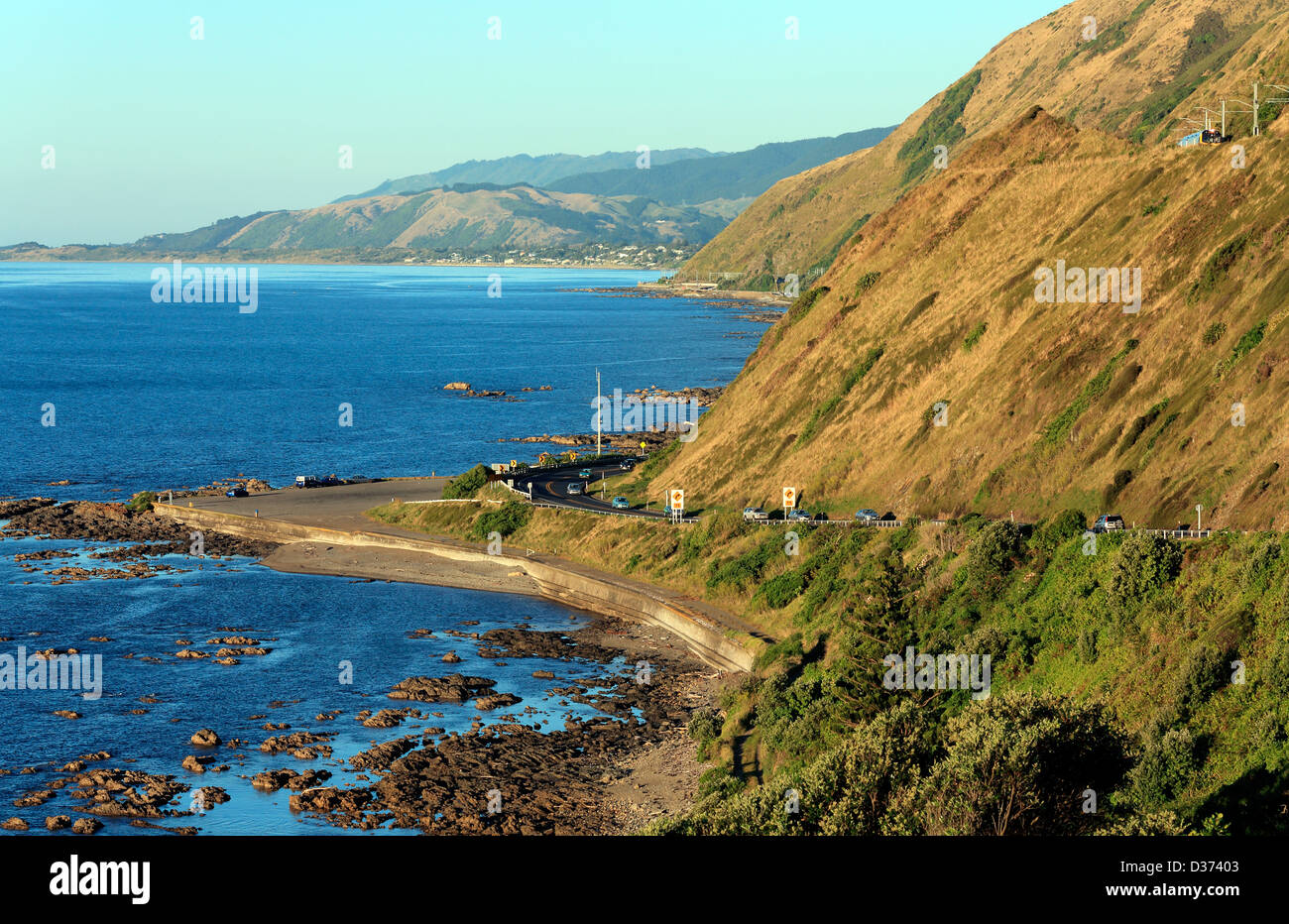 Vista della strada principale verso nord in direzione di Paekakariki sulla Costa di Kapiti. Foto Stock