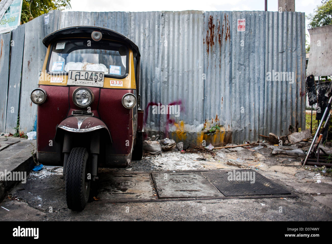 BANGKOK - THAILANDIA: un vecchio tuc tuc è visto in Cina quartiere della Città di Bangkok, Tailandia. Foto Stock