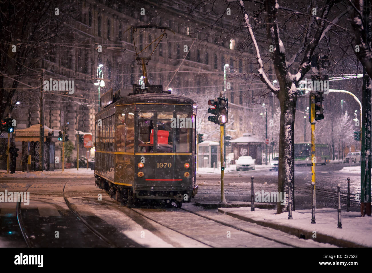 Milano, Italia. Xi Febbraio 2013. Milano coperto dal più pesante nevicata invernale. Milano centro, IT, lunedì 11 febbraio, 2013. Alessio Mesiano / Alamy Live News Foto Stock
