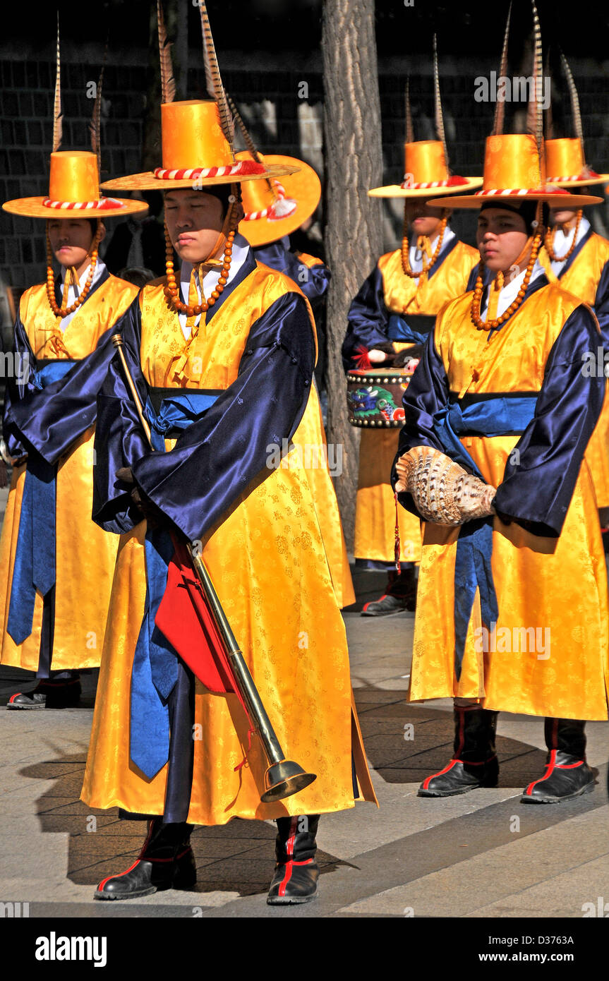 Musicisti cerimonia del cambio della guardia reale, Palazzo Deoksugung, Seoul , Corea del Sud, Asia meridionale Foto Stock